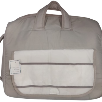 Mala cinza claro com bolso frontal branco e etiqueta visível