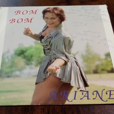 Capa de disco vinil com mulher em saia cinza plissada, texto BOM BOM e ARIANE, anotações manuscritas.
