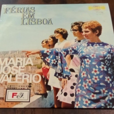 Capa de disco com cinco mulheres de vestidos coloridos e padrões variados num cenário urbano