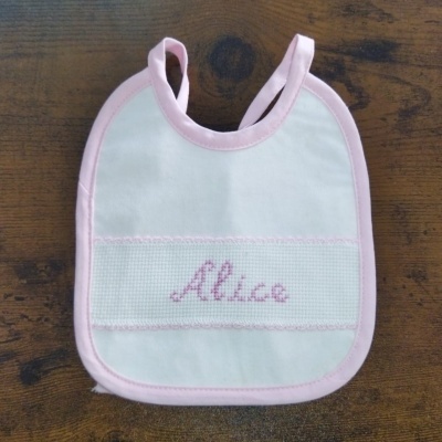Babete de bebé branco com bordadura rosa e nome Alice bordado