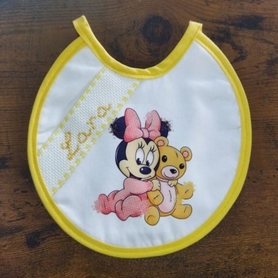 Babete branco e amarelo com desenho da Minnie e ursinho, com nome Lara bordado