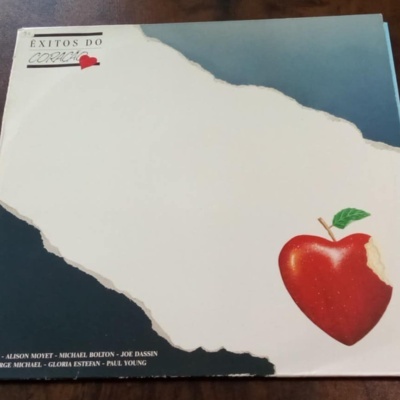 Capa de disco vinil com coração vermelho mordido e texto EXITOS DO CORAÇÃO