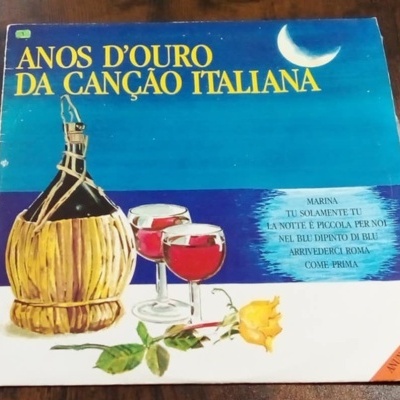 Capa de álbum ANOS DOURO DA CANÇÃO ITALIANA com garrafa de vinho e copos