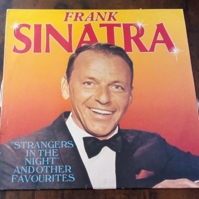 Capa do disco Strangers in the Night and Other Favourites de Frank Sinatra com imagem do cantor de fato e gravata borboleta