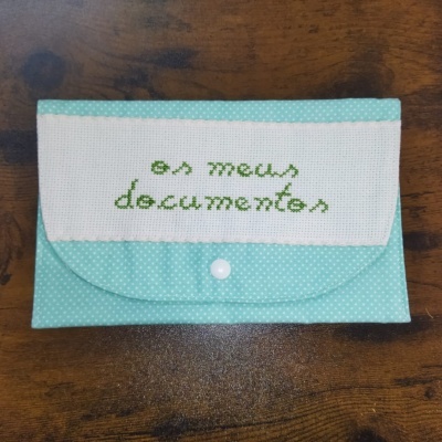 Carteira organizadora de documentos em tecido azul claro com bordado verde