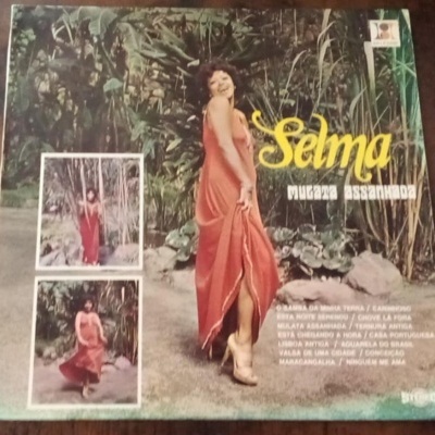 Capa de disco vinil com mulher em vestido laranja em cenário natural