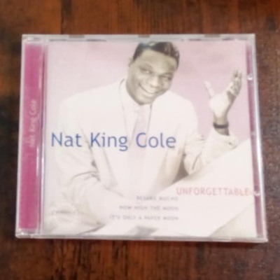 Capa de CD com foto a preto e branco de Nat King Cole e texto UNFORGETTABLE