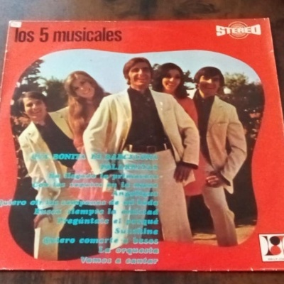 Capa de disco Los 5 musicales vermelho com cinco pessoas e texto