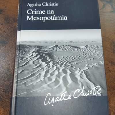 Capa de livro Crime na Mesopotâmia de Agatha Christie com imagem de dunas