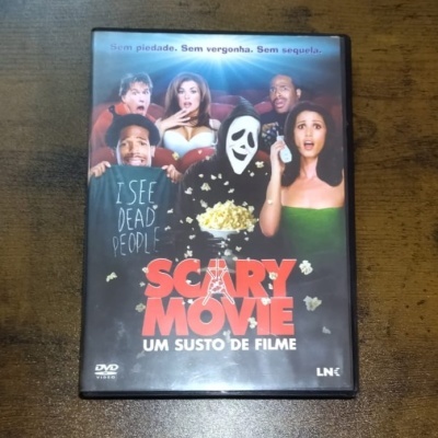Capa de DVD do filme Scary Movie com personagens assustados, máscara de fantasma e pipocas
