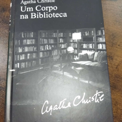 Livro capa dura Um Corpo na Biblioteca de Agatha Christie com imagem de biblioteca
