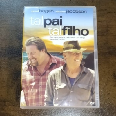 Capa de DVD com dois homens sorridentes e título do filme 'Tal Pai Tal Filho'