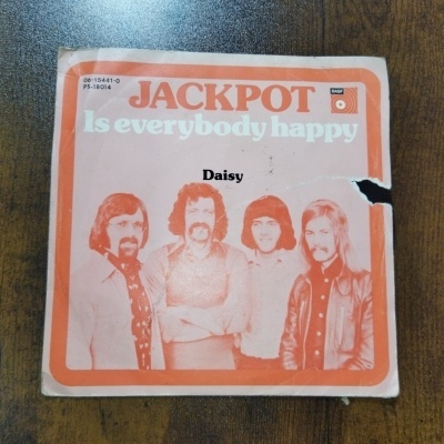 Capa de disco de vinil rosa com texto laranja e branco e foto de quatro homens