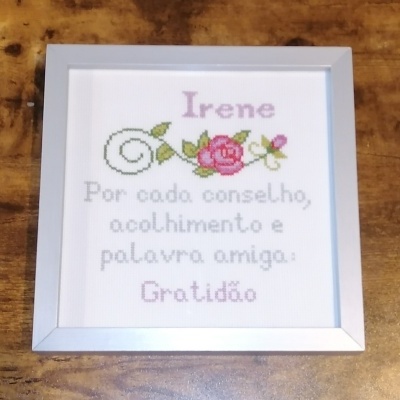 Quadro bordado com mensagem de gratidão com bordado de flor e texto