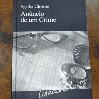 Livro capa dura preto e branco Anúncio de um Crime de Agatha Christie