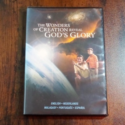 Capa de DVD THE WONDERS OF CREATION REVEAL GOD'S GLORY com imagem do planeta Terra, céu e duas pessoas