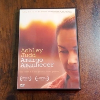 Capa de DVD do filme Amargo Amanhecer com Ashley Judd e rosto feminino em tons quentes