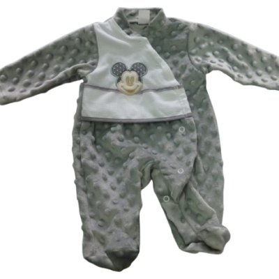 Macacão cinzento claro para bebé com textura de bolinhas e babete branco com imagem do Mickey Mouse