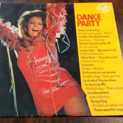 Capa de disco vinil com mulher em vestido vermelho e texto DANCE PARTY