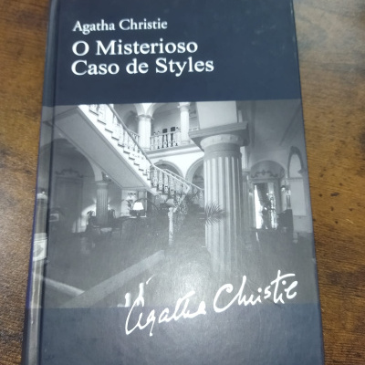Capa de livro azul escuro com texto em branco e imagem interior