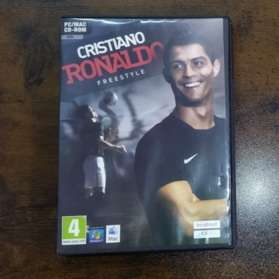 Capa do jogo 'Cristiano Ronaldo Freestyle' para PC/Mac com imagem de Cristiano Ronaldo e texto informativo