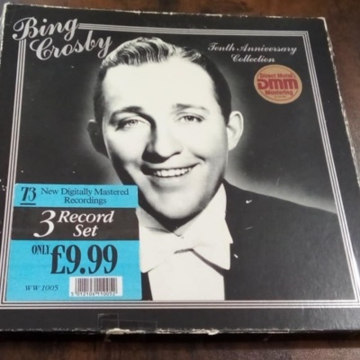 Caixa de conjunto de discos de vinil de Bing Crosby preta com foto e texto