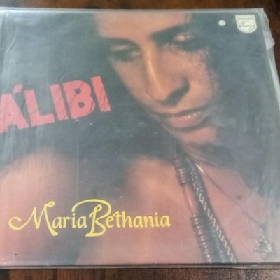 Capa de vinil com mulher e texto ÁLIBI Maria Bethania.