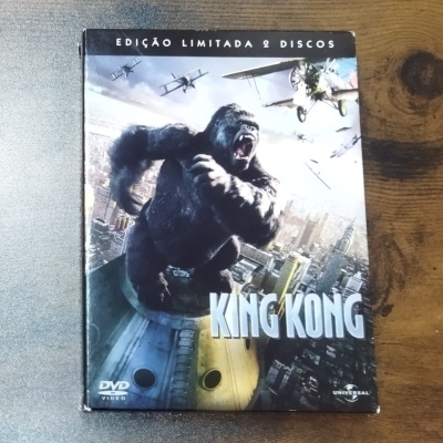 Capa de DVD King Kong com gorila gigante e aviões sobre cidade