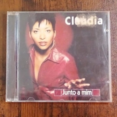 Capa de CD com mulher de jaqueta vermelha e texto Junto a mim