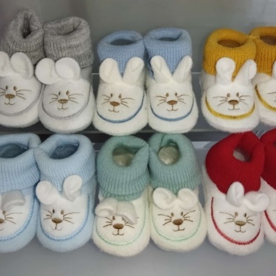 Botins de bebé coloridos com padrão de coelho bordado