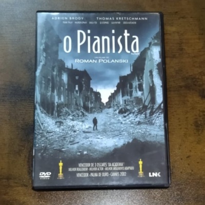 Capa de DVD do filme O Pianista com imagem a preto e branco de rua destruída