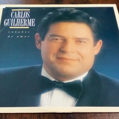 Capa de álbum de vinil com homem de fato escuro e gravata borboleta