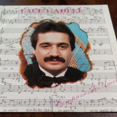 Capa de álbum musical com pauta musical, foto de homem com fato e laço preto e texto FAUSTO ARRÊ