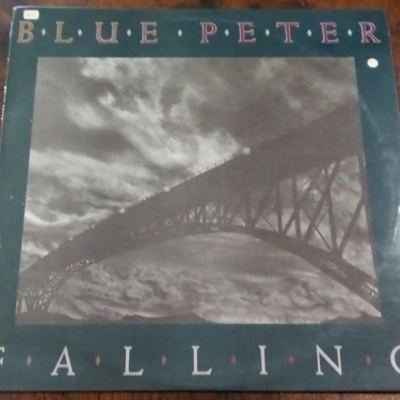 Capa de disco vinil com ponte e texto BLUE PETER FALLING