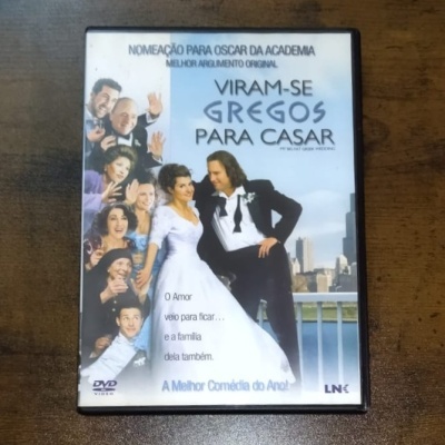 Capa de DVD do filme 'Viram-se Gregos Para Casar' com atores em trajes de casamento