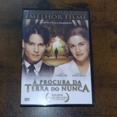 Capa de DVD do filme À PROCURA DA TERRA DO NUNCA com atores e texto de nomeações e prêmios