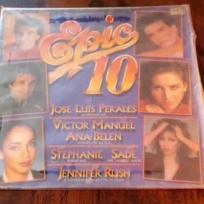 Capa de vinil azul com título Epic 10 e fotos de artistas