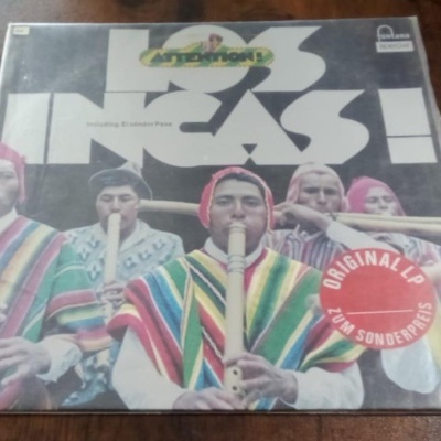 Capa de disco vinil LP com músicos com roupas coloridas tocando instrumentos de madeira
