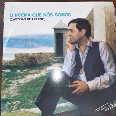 Capa de disco vinil com título e retrato de homem sentado