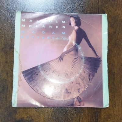 Capa de vinil com mulher segurando leque e texto MALCOLM MCLAREN MADAM BUTTERFLY