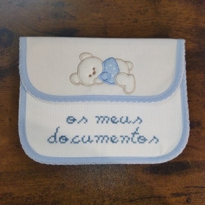 Carteira de tecido branco com ursinho bordado e frase em azul