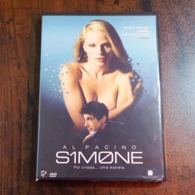 Capa de DVD do filme Simone com Al Pacino sobre mesa de madeira