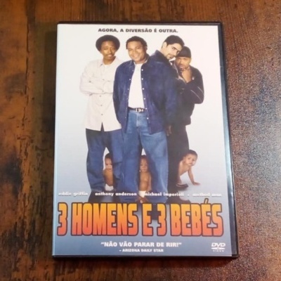 Capa de DVD do filme '3 HOMENS E 3 BEBÉS' com imagem de quatro homens e três bebés