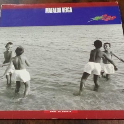 Capa de disco em vinil de Mafalda Veiga com crianças a brincar na água