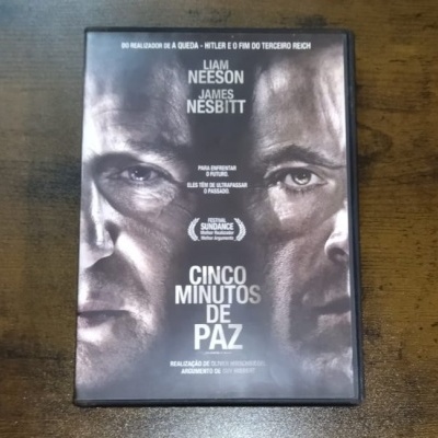 DVD do filme Cinco Minutos de Paz com rostos dos actores Liam Neeson e James Nesbitt
