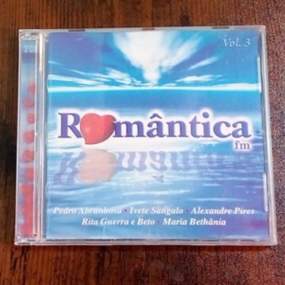 Capa de CD Romântica fm Vol. 3 com lista de artistas em fundo azul