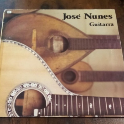 Capa de disco vinil com guitarras e texto José Nunes Guitarra