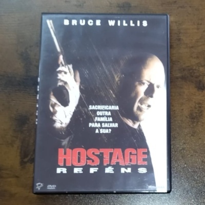 Capa de DVD do filme Hostage Reféns com Bruce Willis e texto em português