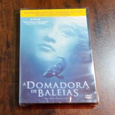 Capa de DVD azul do filme A Domadora de Baleias com rosto feminino e baleia