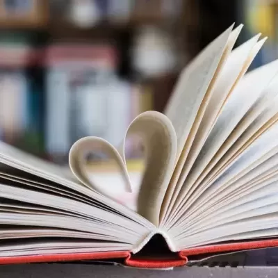 Livro aberto com páginas formando coração